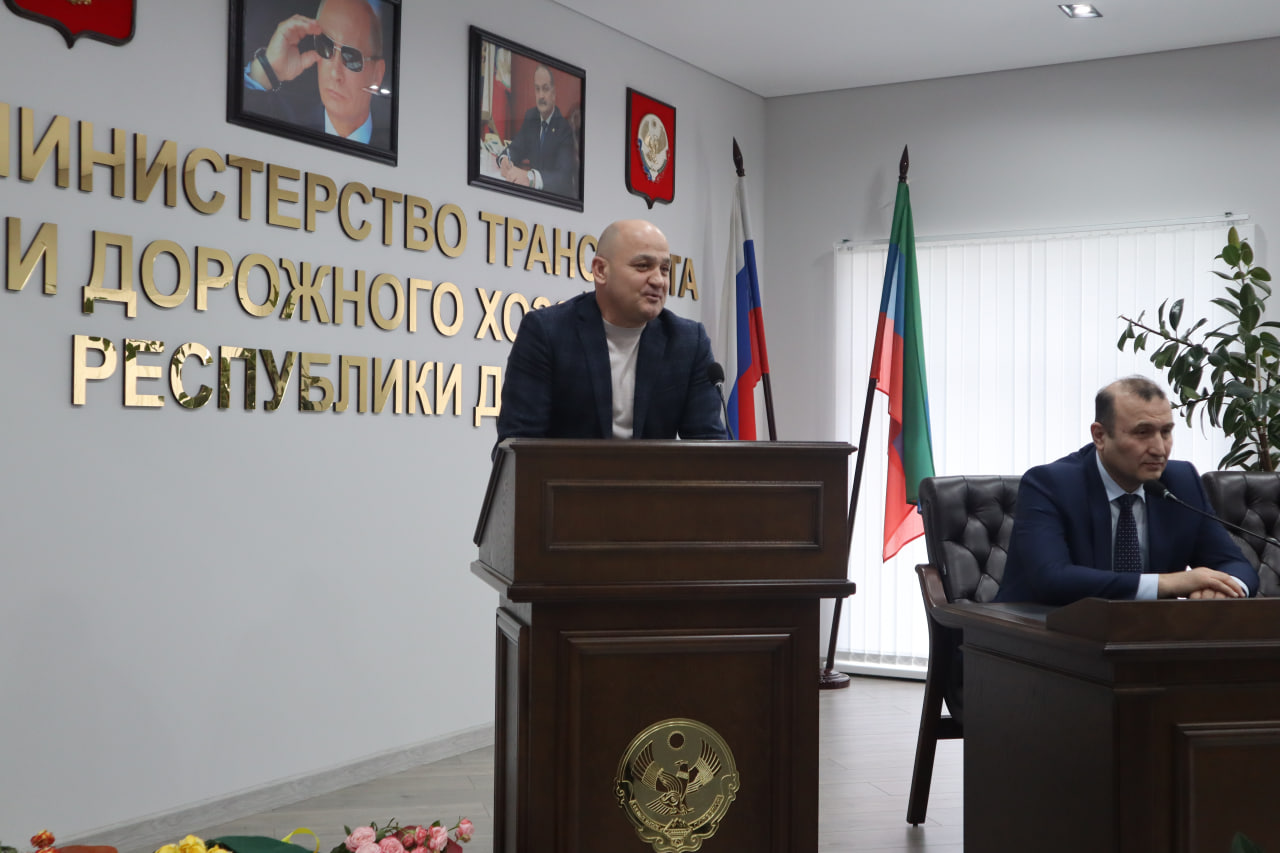 Руководство Минтранса Дагестана поздравило сотрудниц с наступающим 8 Марта